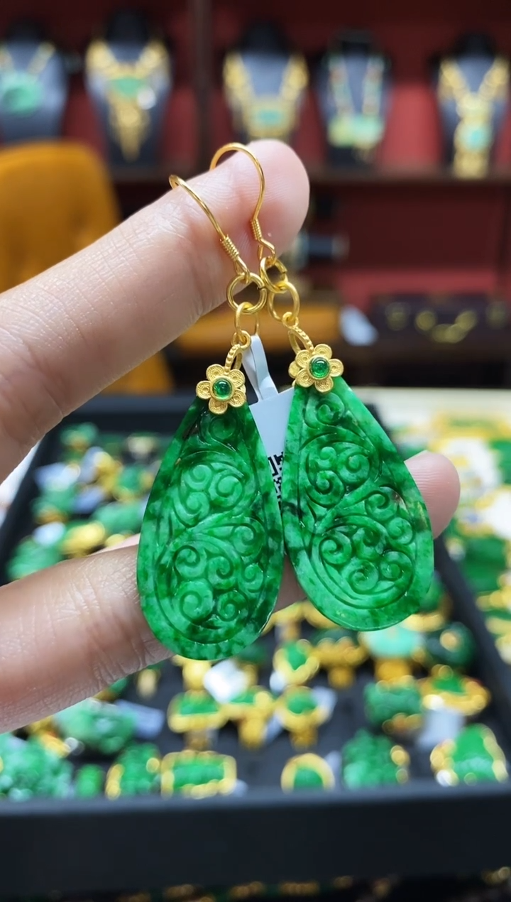 颈饰未镶嵌翡翠耳饰