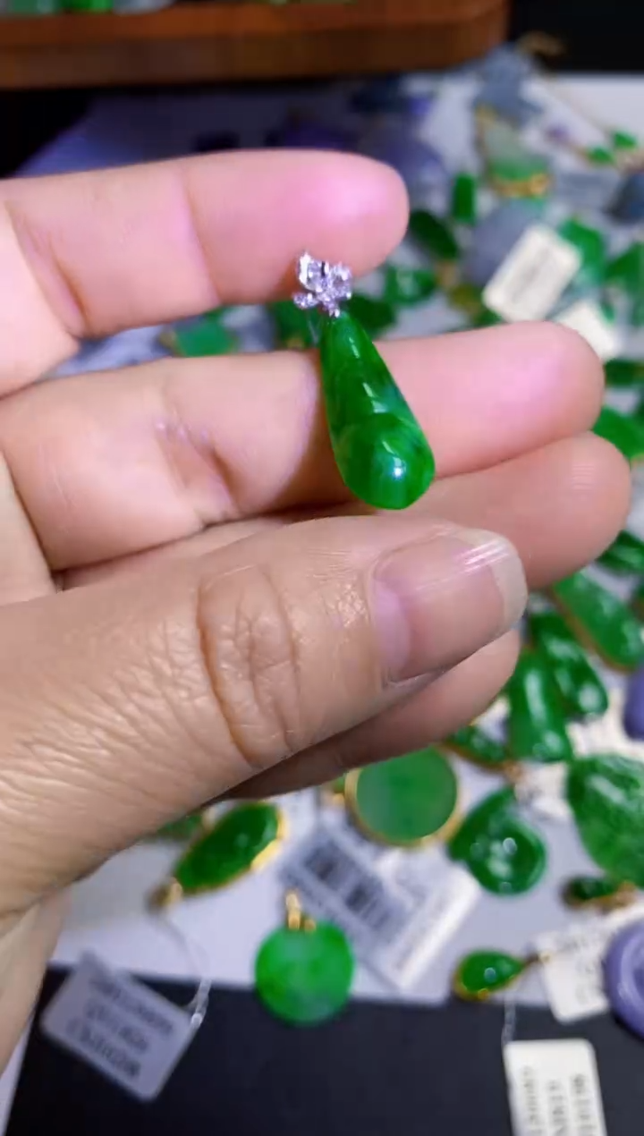 【闪购商品】翡翠颈饰18K金镶嵌豆