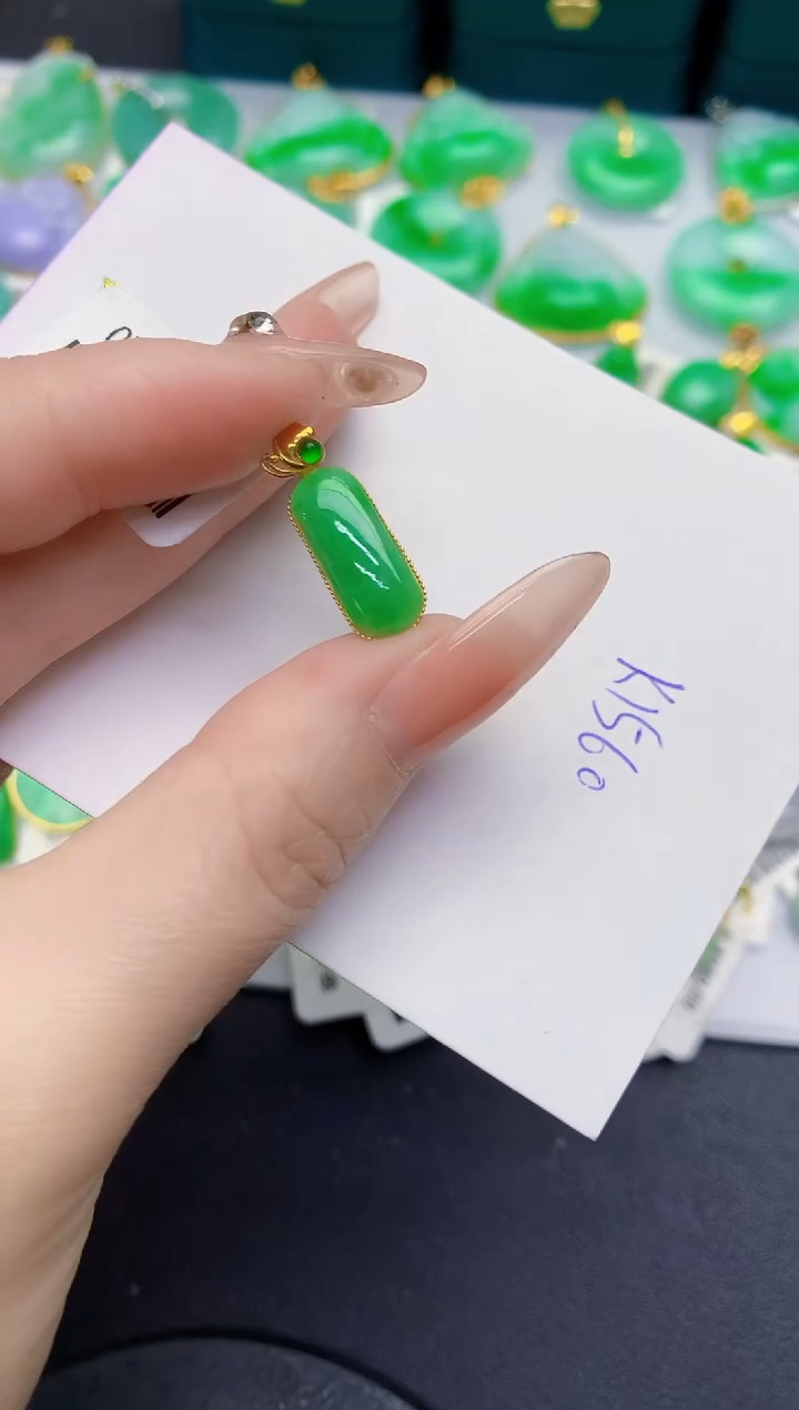 颈饰18K金镶嵌翡翠缅甸天然翡翠A货