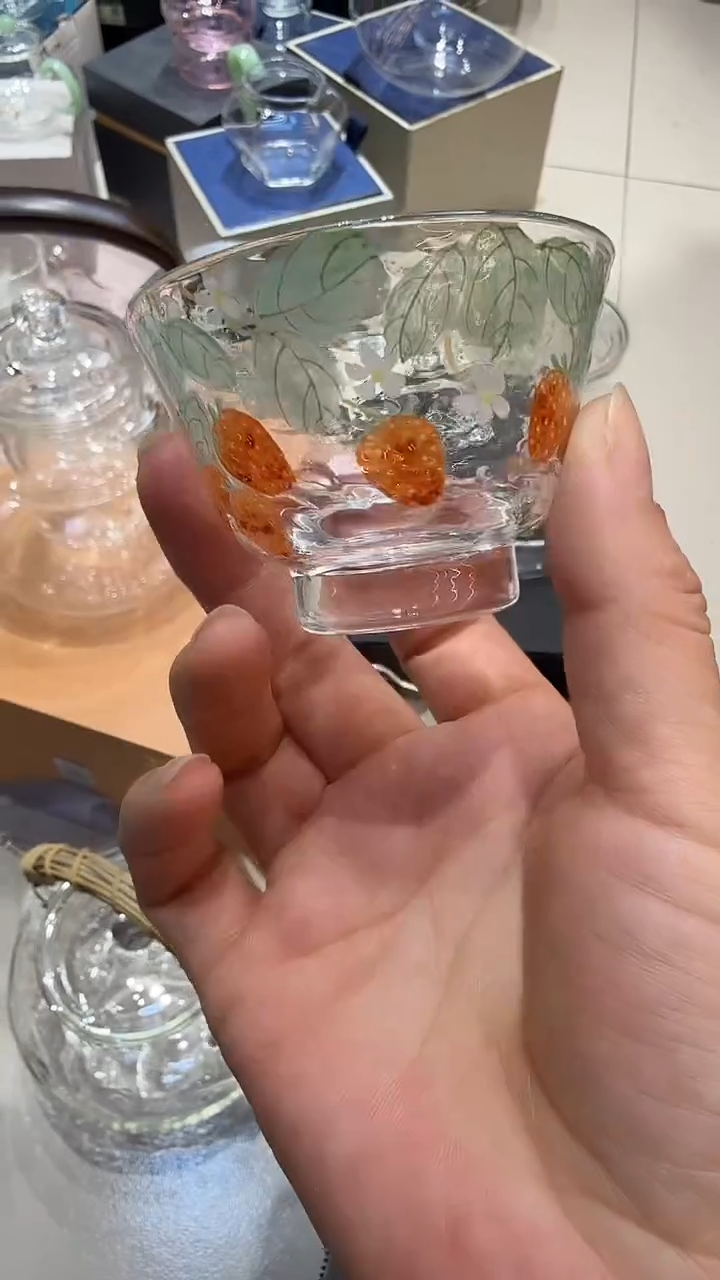 景德镇手绘草莓主人杯     
