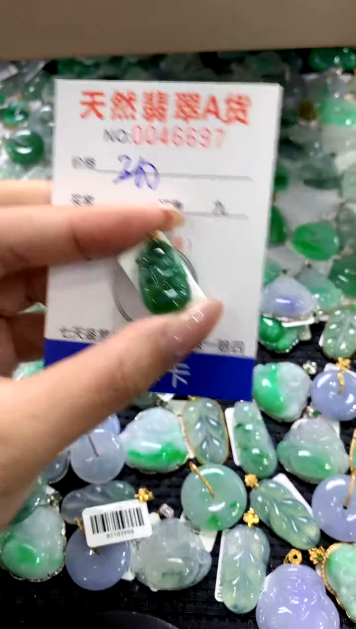 颈饰18K金镶嵌翡翠1111111111111111