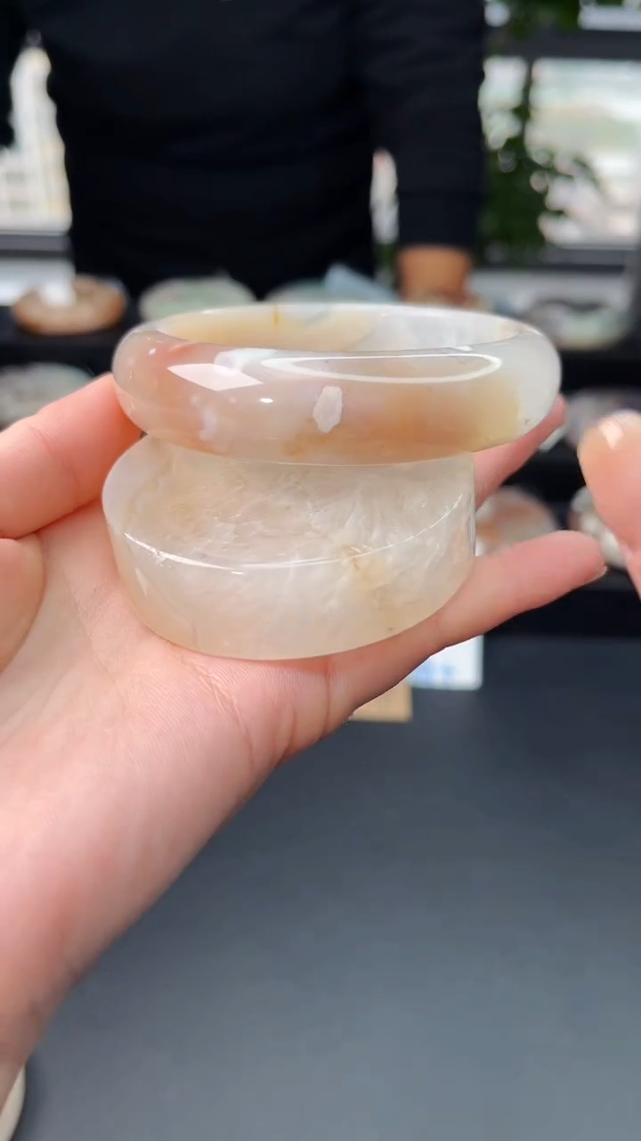 【闪购商品】石英质玉手镯未镶嵌赠送镯心（62圈口）无证书