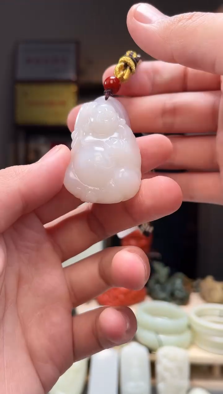 颈饰未镶嵌和田玉吊坠