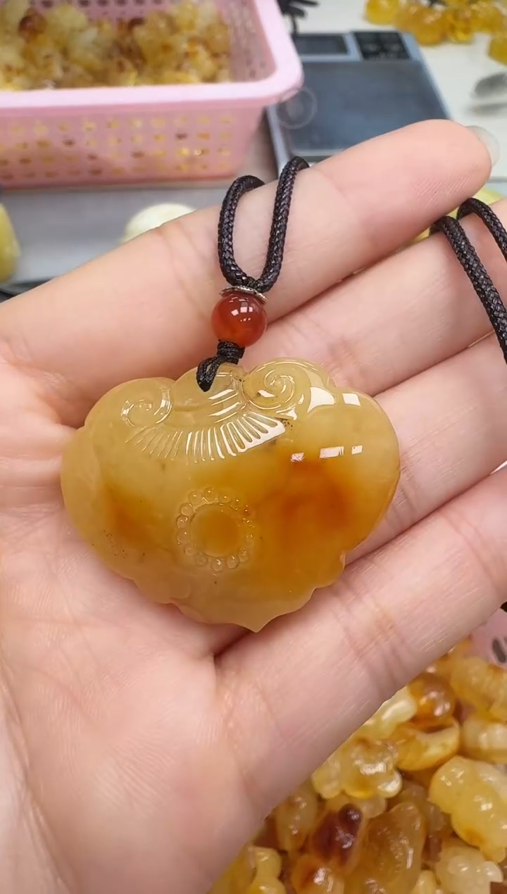 未镶嵌琥珀裸石如图