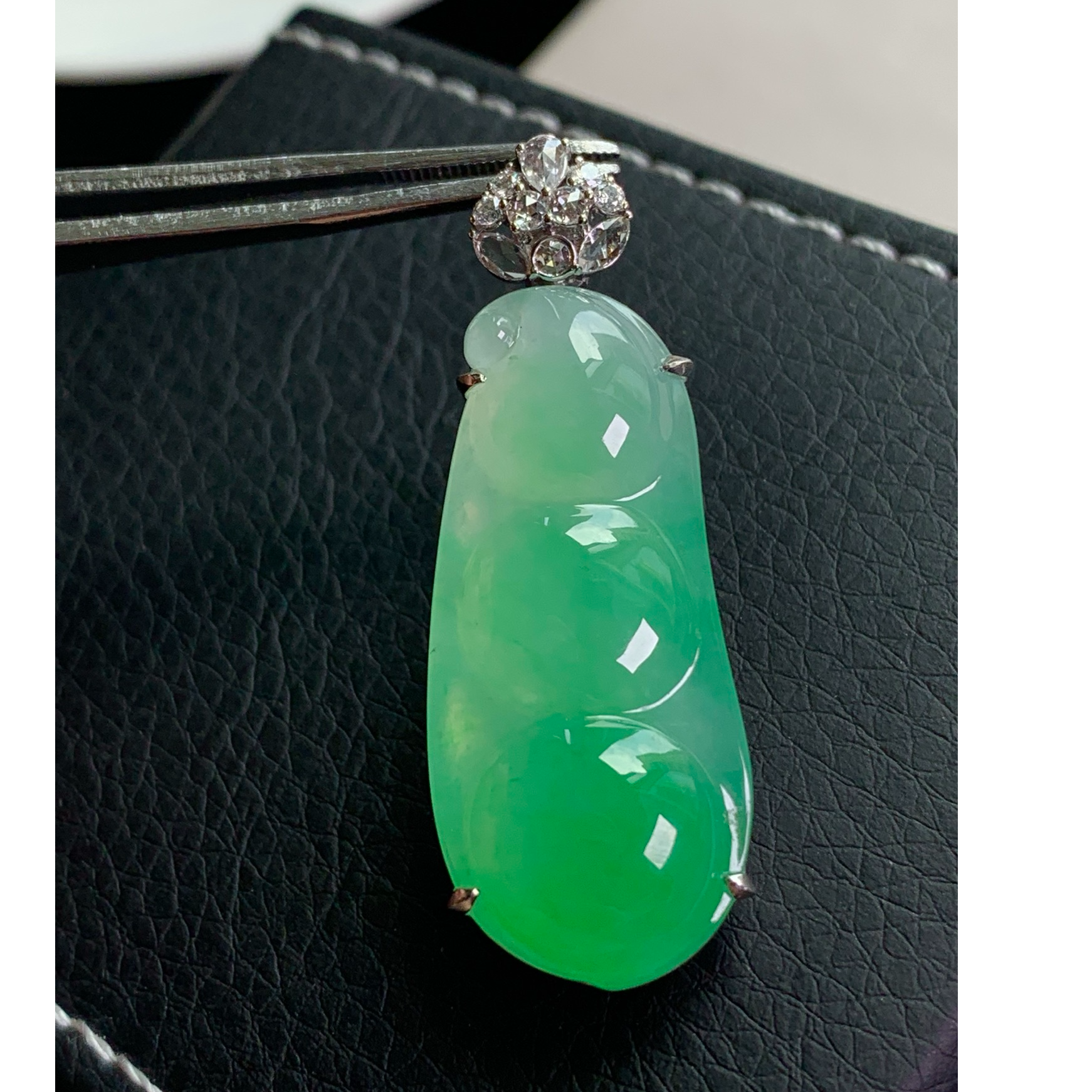 天然翡翠18k金镶嵌福豆吊坠/不含链气质冰透雕刻