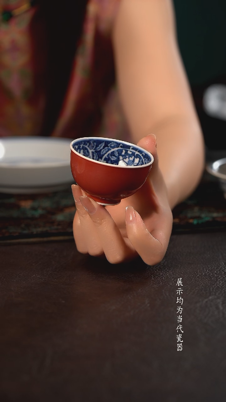 子润窑霁红蓝地茶花小碗杯