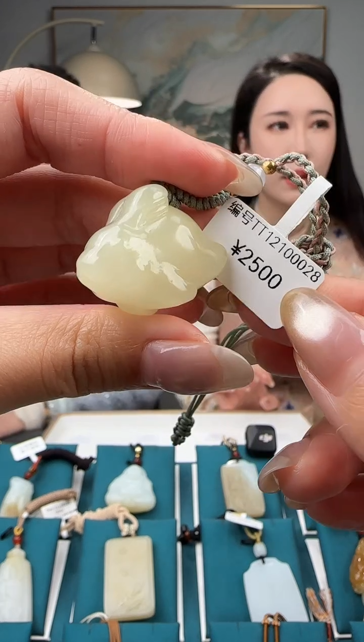 颈饰未镶嵌和田玉吊坠 TT