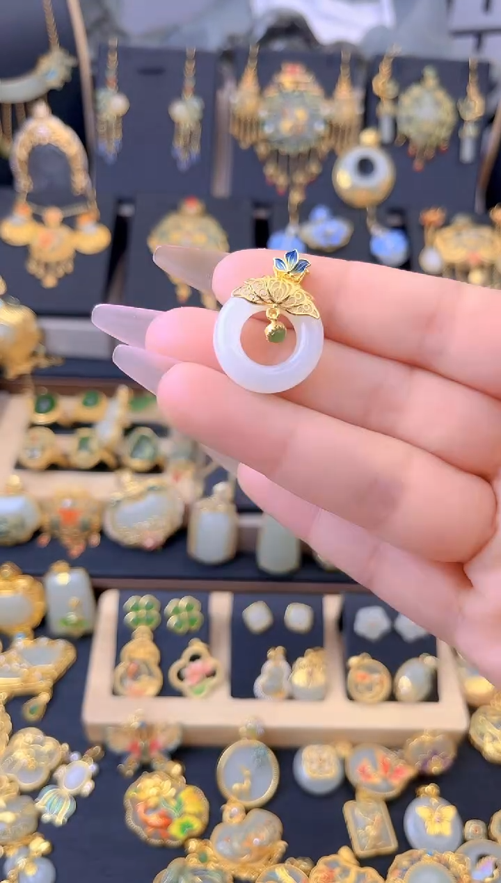 【闪购商品】和田玉吊坠银S925镀金镶嵌珐琅蝴蝶花丝平安环吊坠