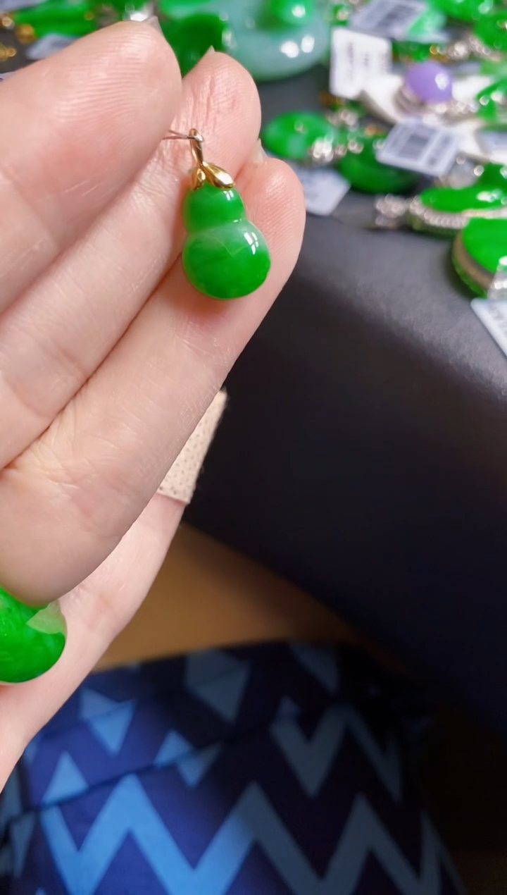 翡翠18K金镶嵌颈饰吊坠