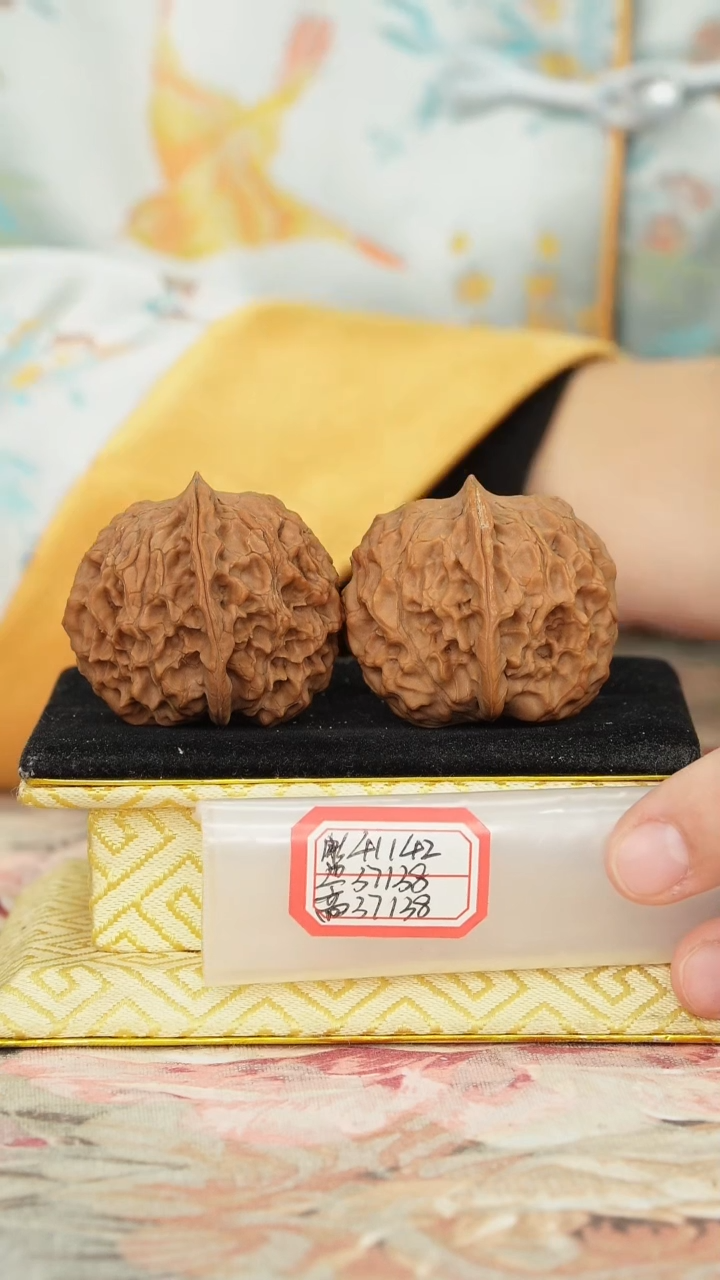 【闪购商品】文玩核桃把件非嫁接元宝有修