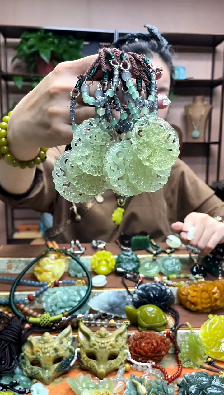 未镶嵌岫玉颈饰多样性发货发其中之一