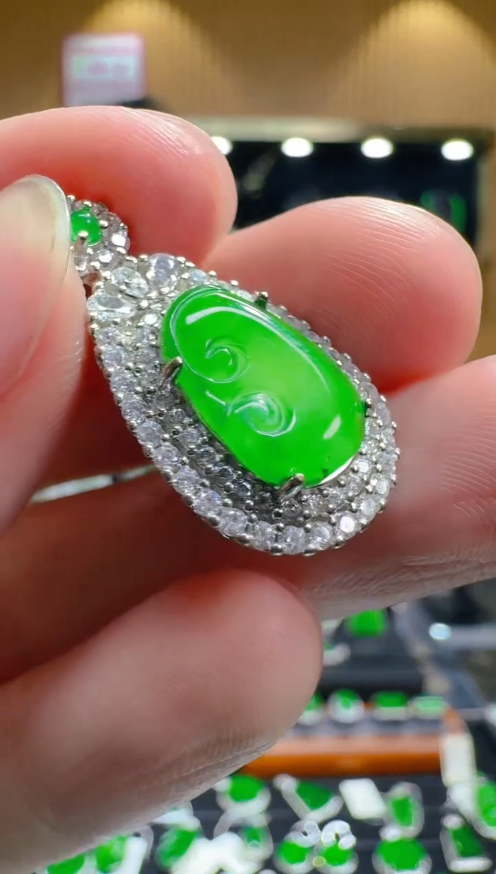 【闪购商品】翡翠吊坠(赠链)未镶嵌天然A货翡翠