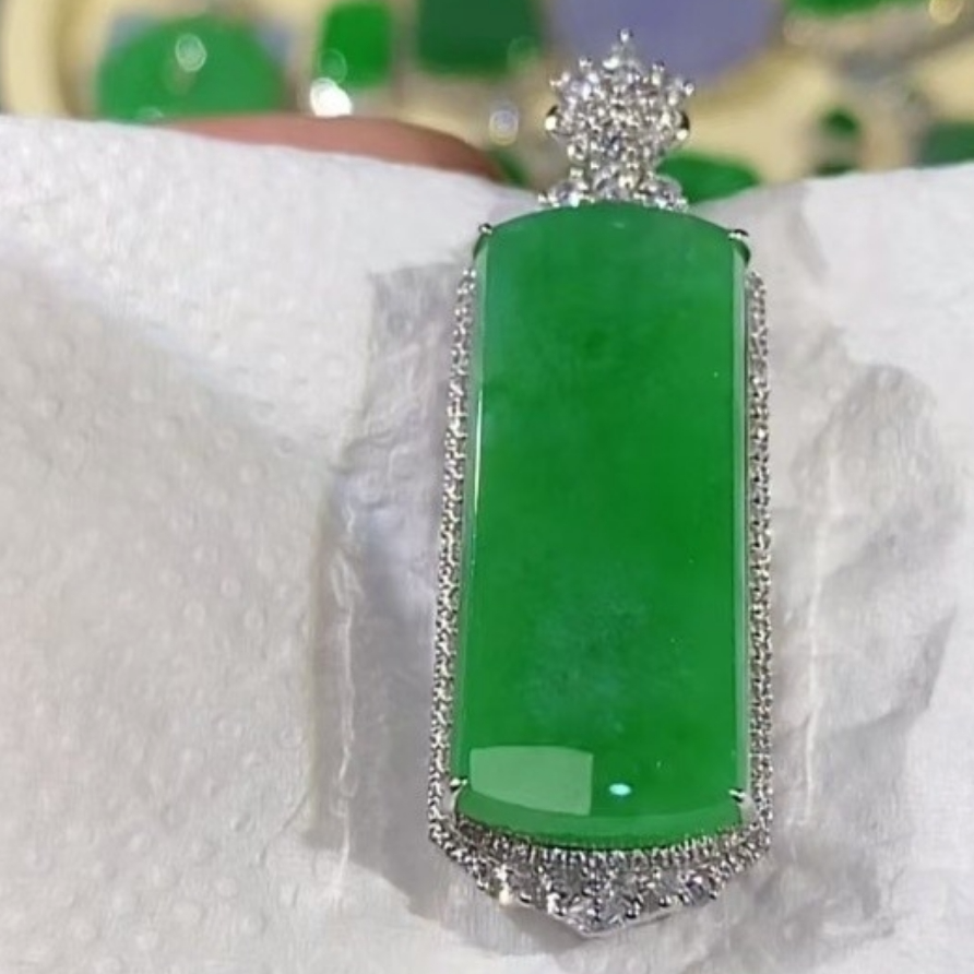 缅甸天然翡翠挂坠