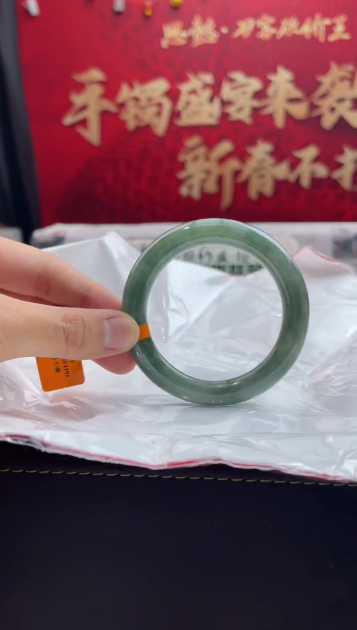 【闪购商品】翡翠手镯未镶嵌1翡翠手镯（微瑕）