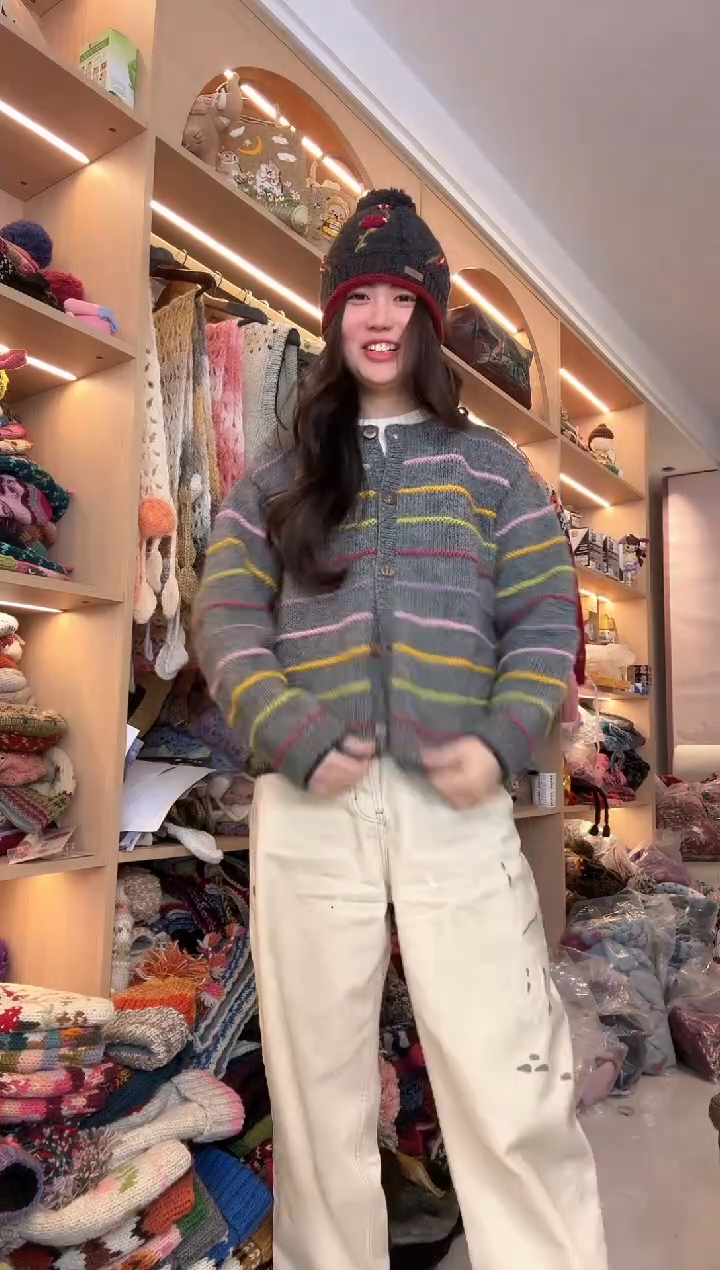 羊毛浅灰条纹毛衣