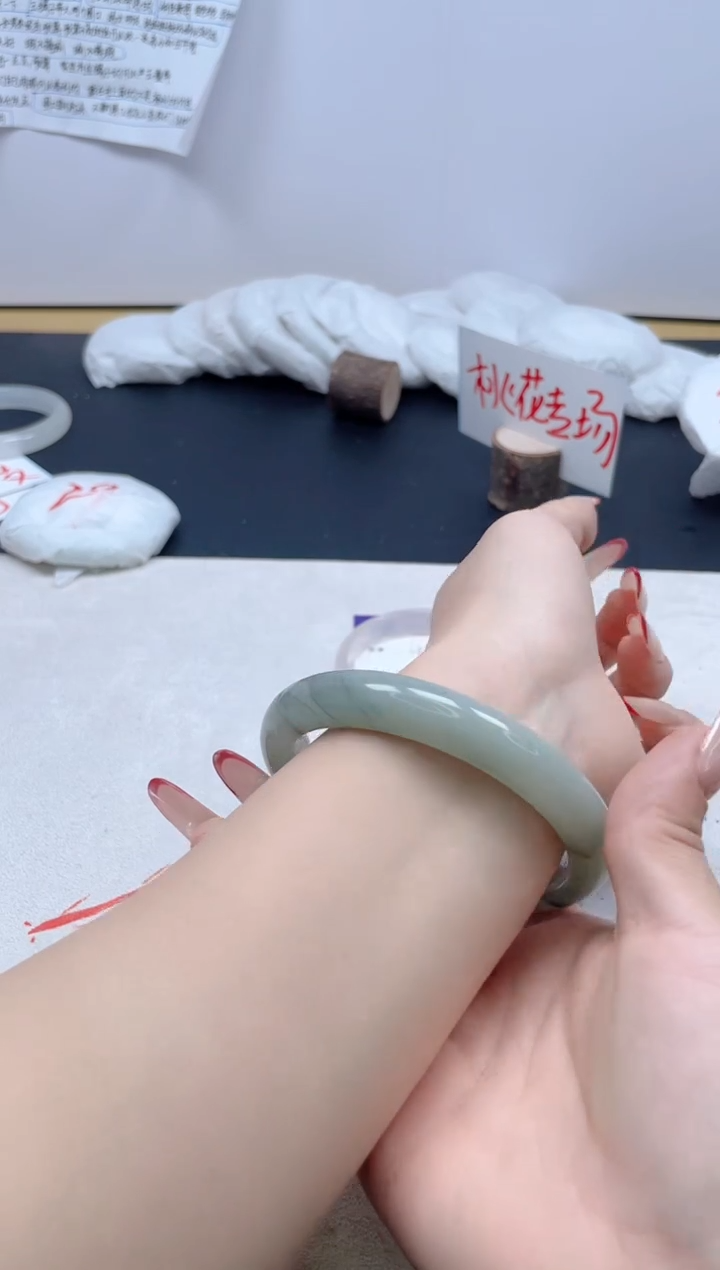 【闪购商品】石英质玉手镯未镶嵌499/64.6