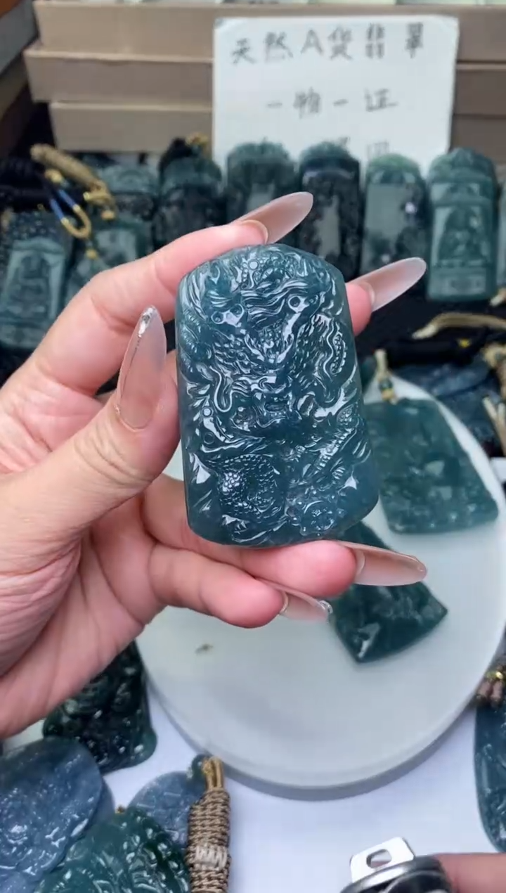 颈饰未镶嵌翡翠          