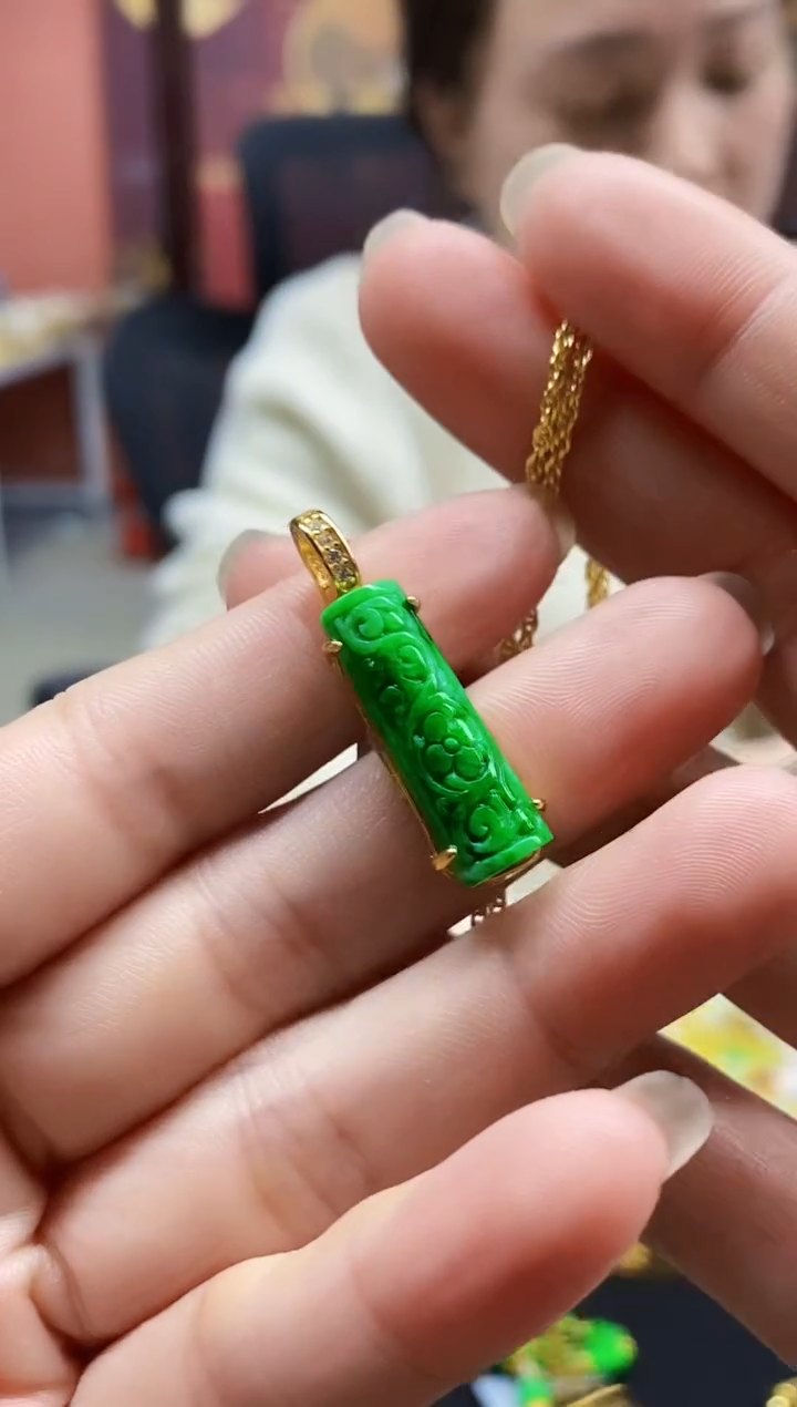 颈饰未镶嵌翡翠被****”翡翠吊坠