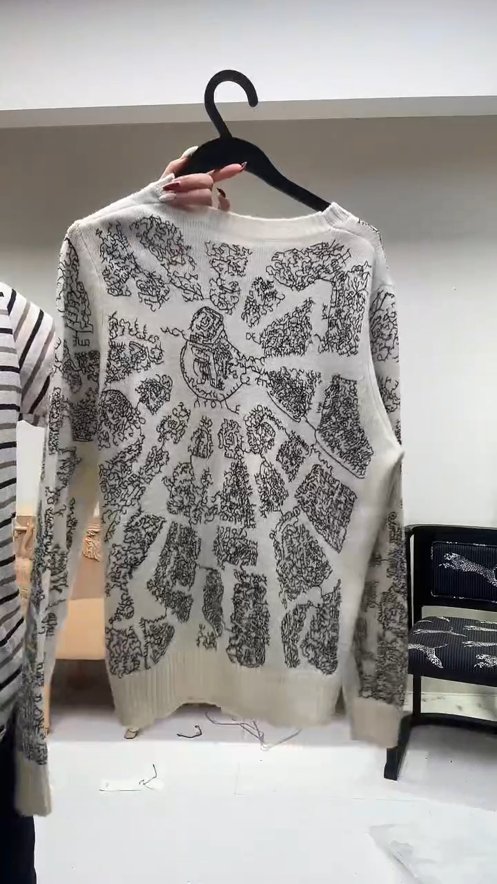 白色设计款羊毛上衣