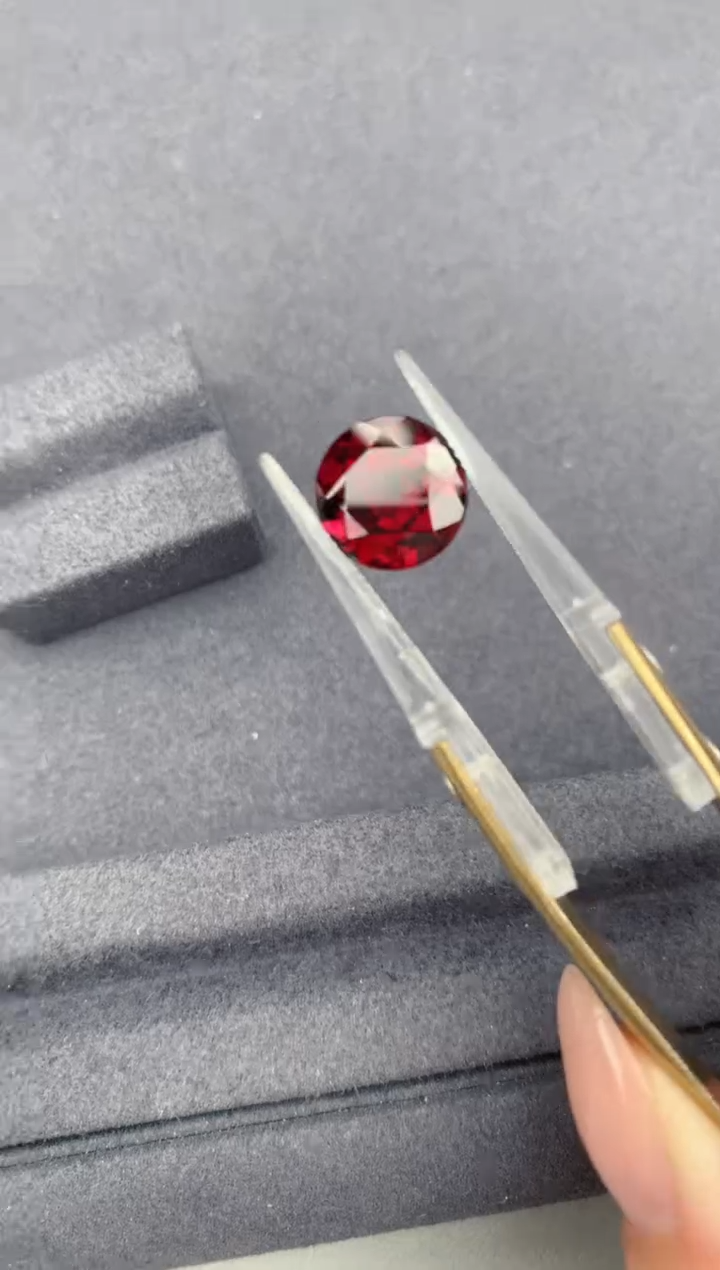 未镶嵌裸石石榴石（紫牙乌）7.2CT 镁铝榴石FA