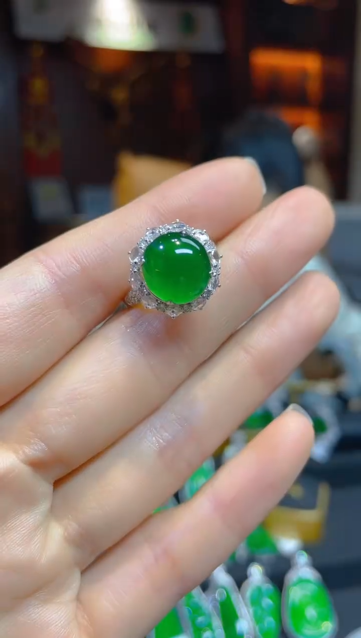 【闪购商品】翡翠戒指18K金镶嵌118401天然A货翡翠蛋面戒指