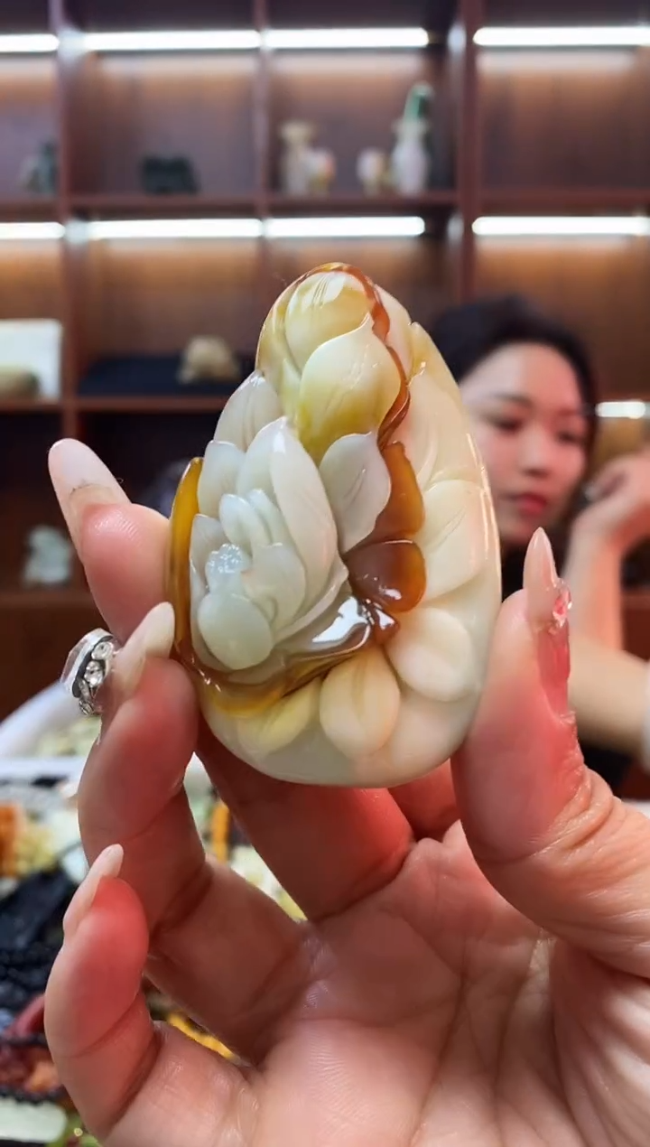 未镶嵌蛇纹石玉吊坠     