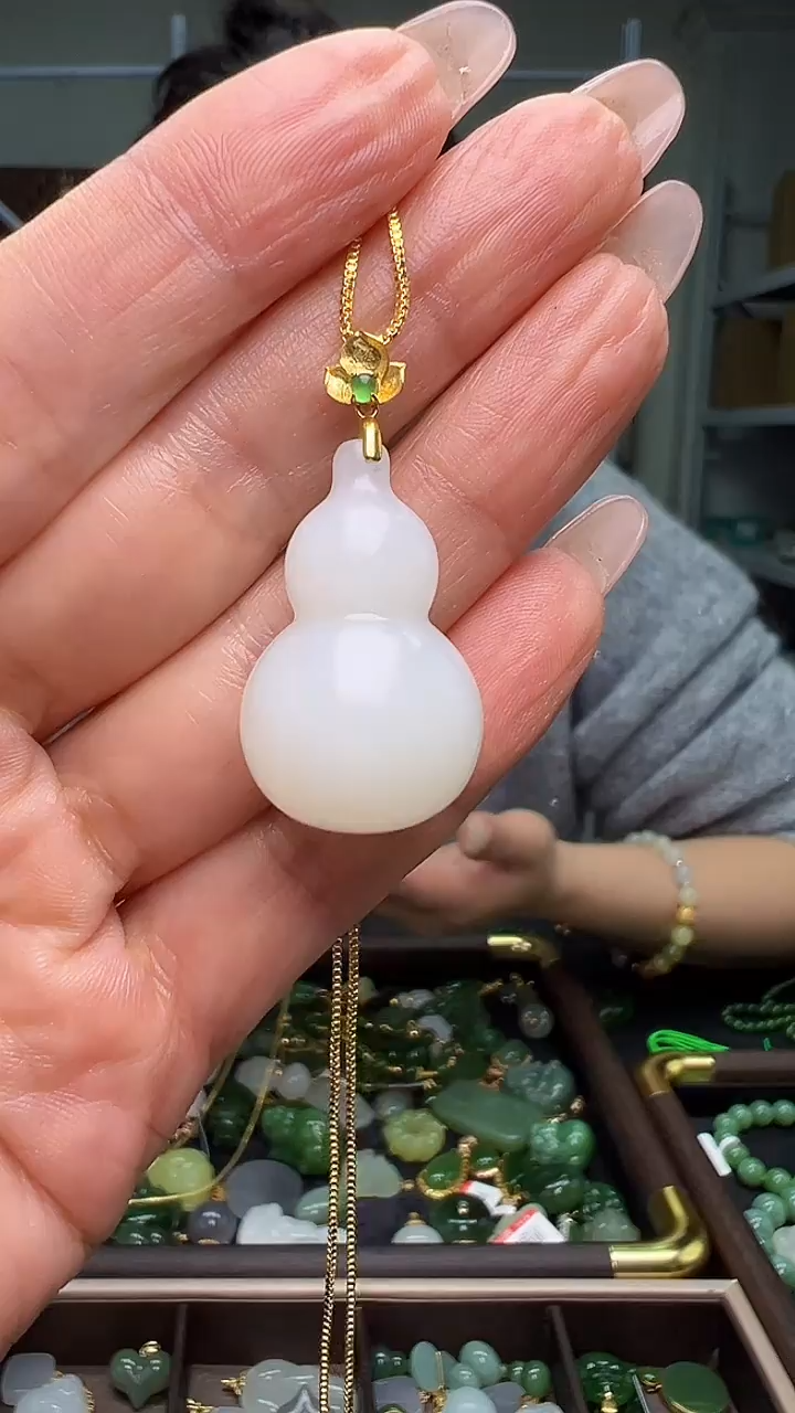 颈饰18K金镶嵌和田玉(多样性发货.发其一）11.02.85