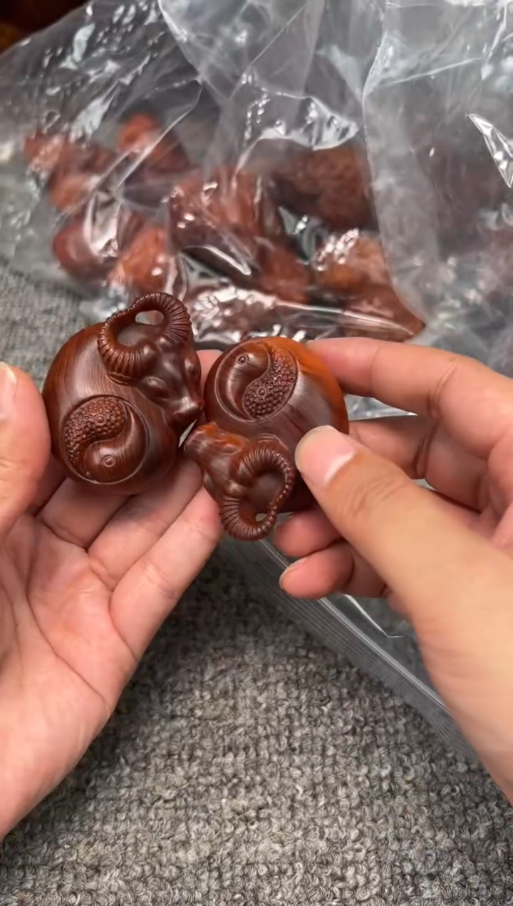 柏木（崖柏）牛转乾坤 黑骨手把件 到手一个
