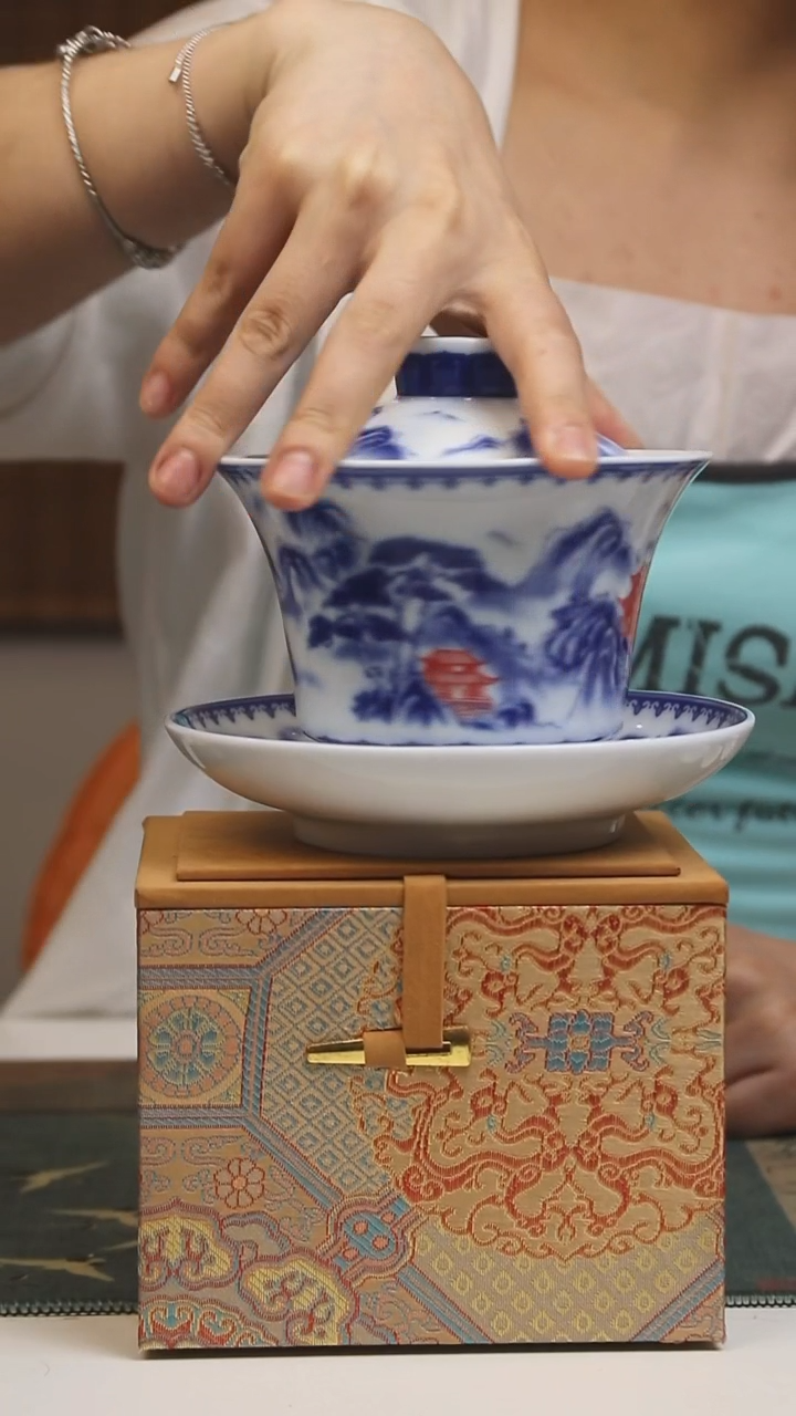 景德镇高温瓷三才盖碗釉里红山水