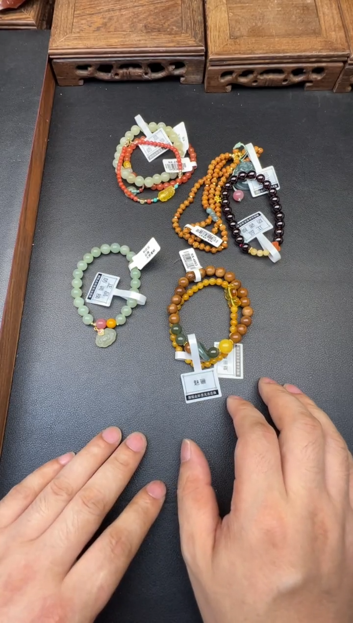 翡翠未镶嵌颈饰小****?各种玉石混搭