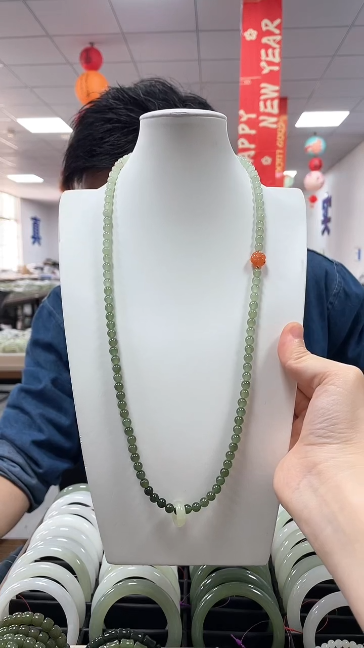 和田玉未镶嵌颈饰湖水渐变卡6项链一条