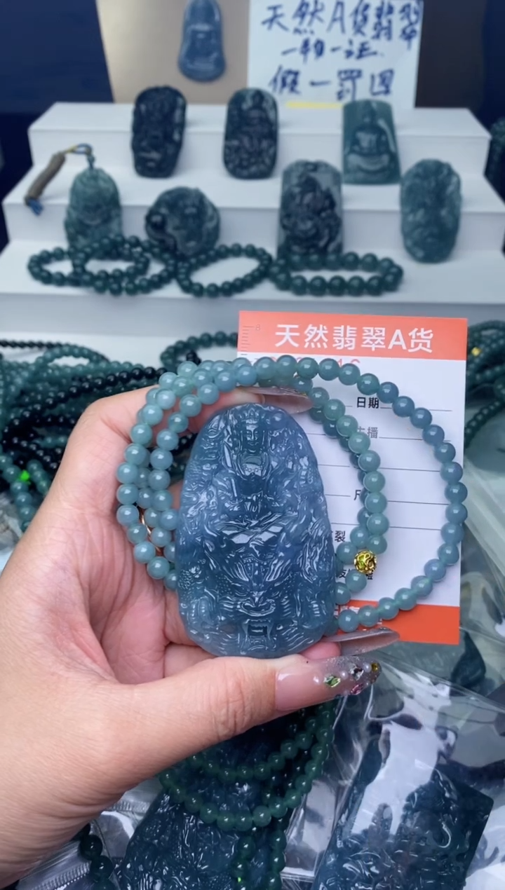 翡翠未镶嵌颈饰··········