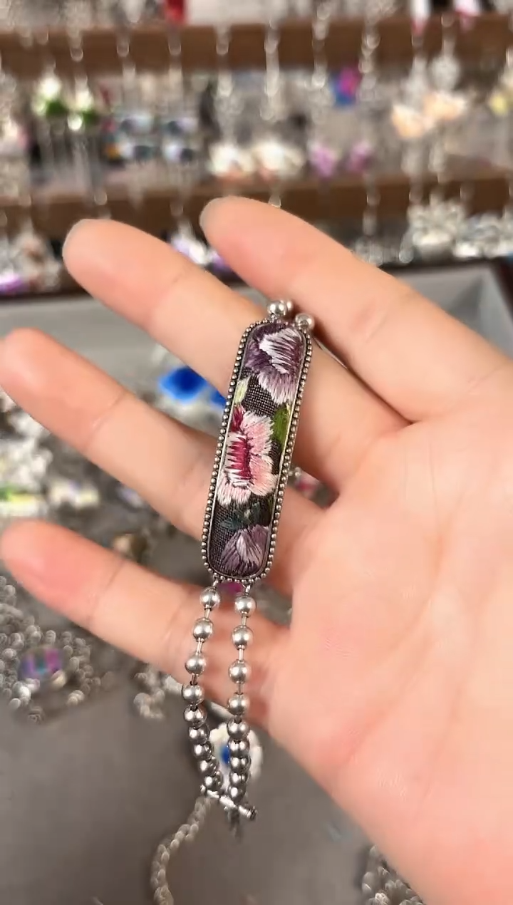 彩云南阁非遗老绣饰品292*