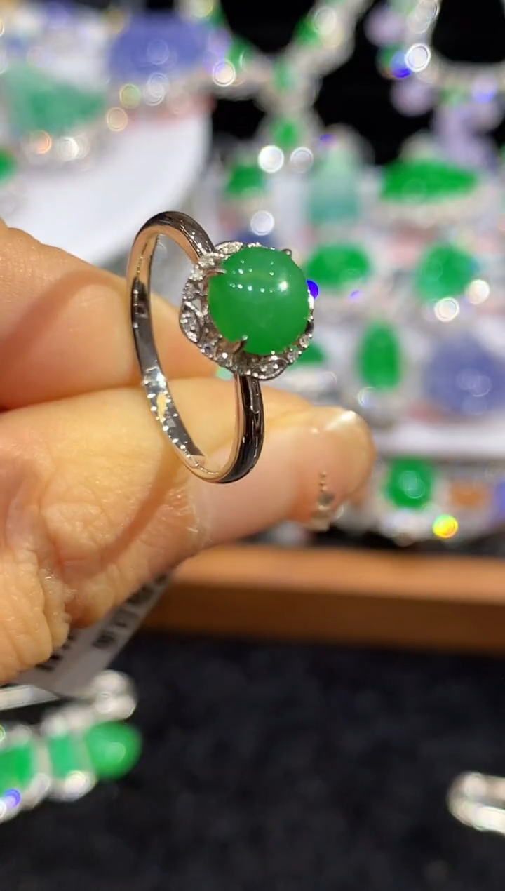 18K金镶嵌戒指翡翠多样性发其一