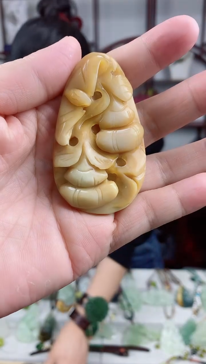 未镶嵌岫玉颈饰1