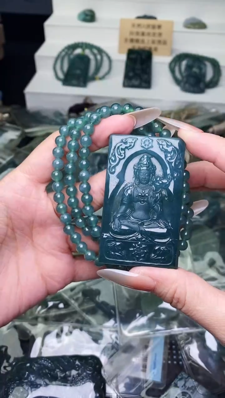 颈饰未镶嵌翡翠 