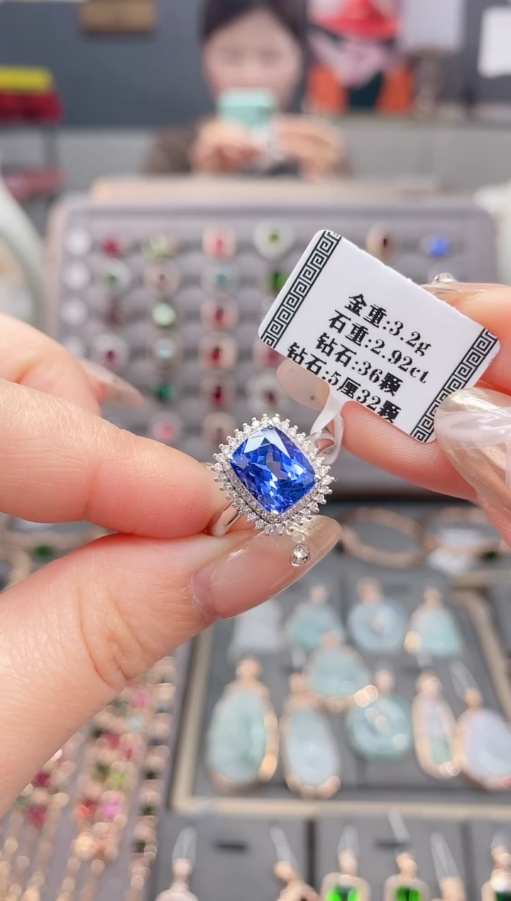 18K金镶嵌戒指坦桑石2.92      