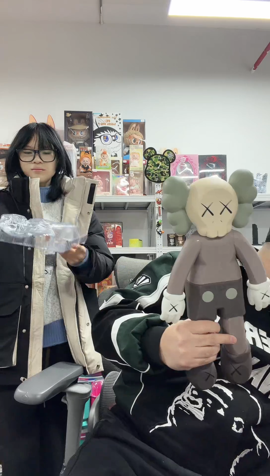 静态1kaws趴姿棕色带原盒一个