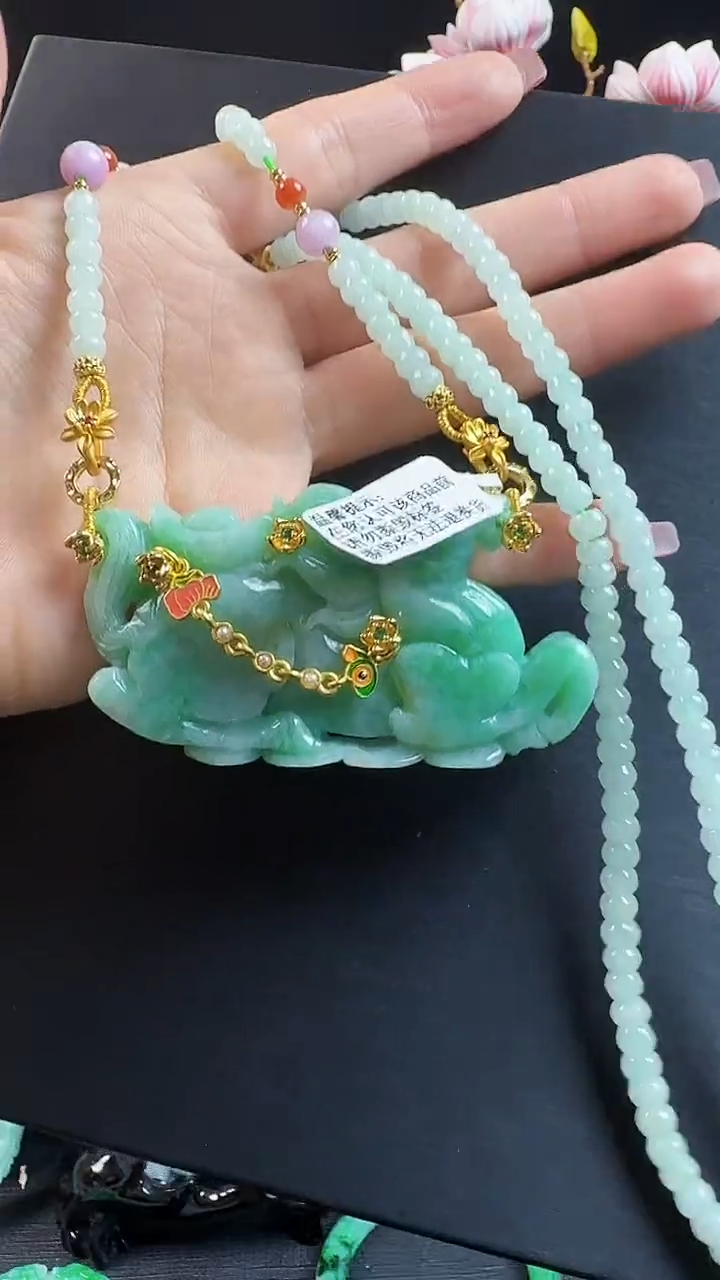 颈饰未镶嵌翡翠马牌