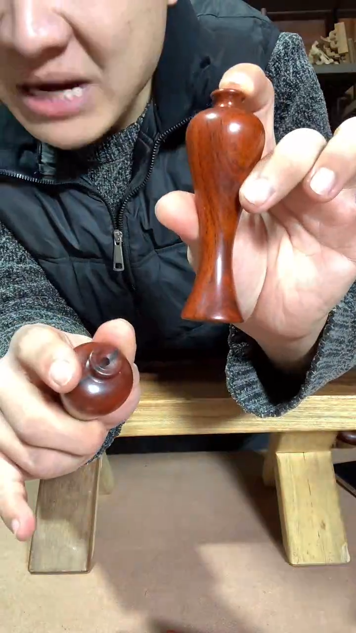 红酸枝木类花瓶摆件一对