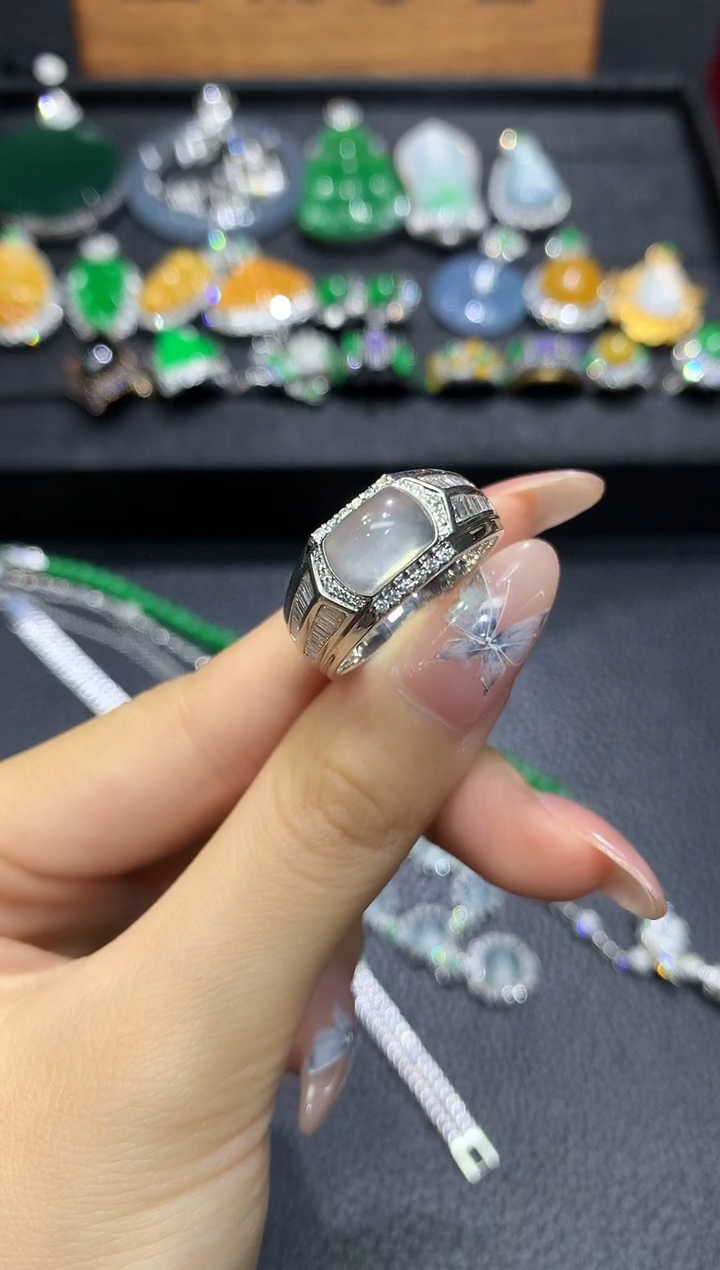 18K金镶嵌戒指翡翠40团购