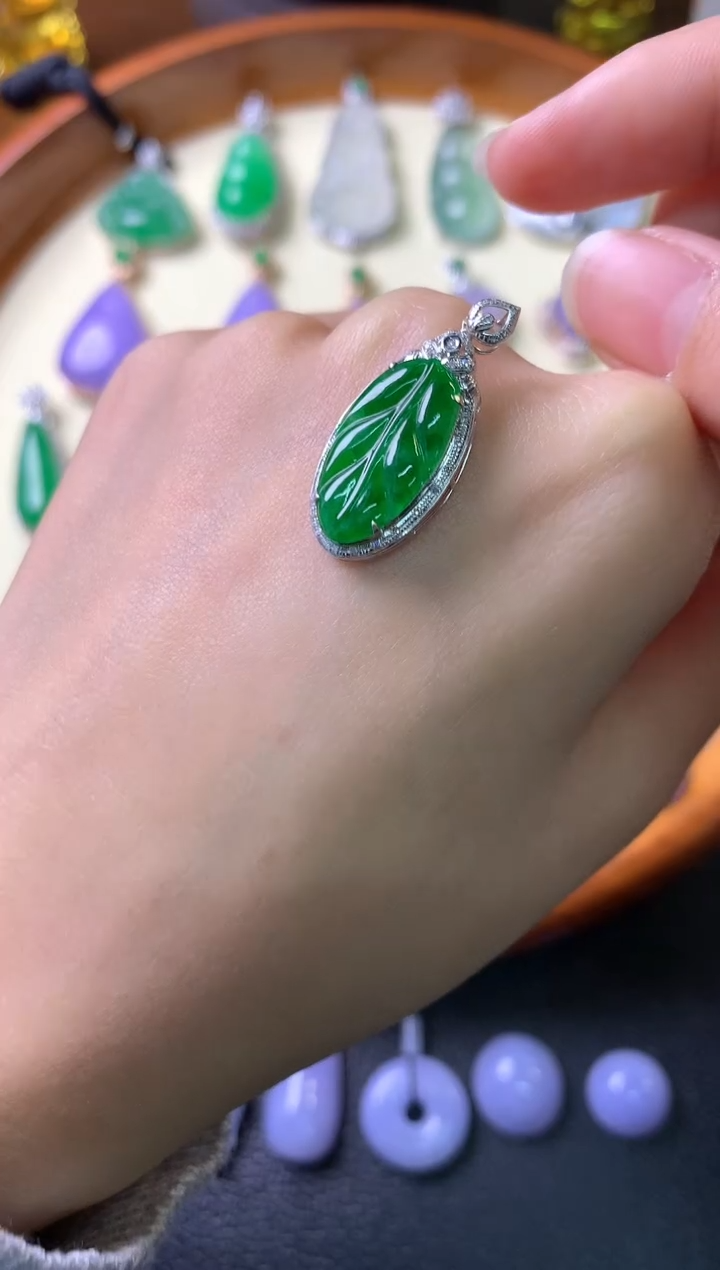 【闪购商品】翡翠吊坠(赠链)18K金镶嵌吊坠