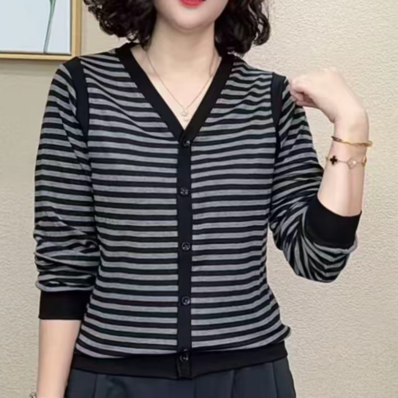 时尚妈妈装长袖V领宽松条纹T恤女显瘦洋气减龄上衣遮肉打底衫