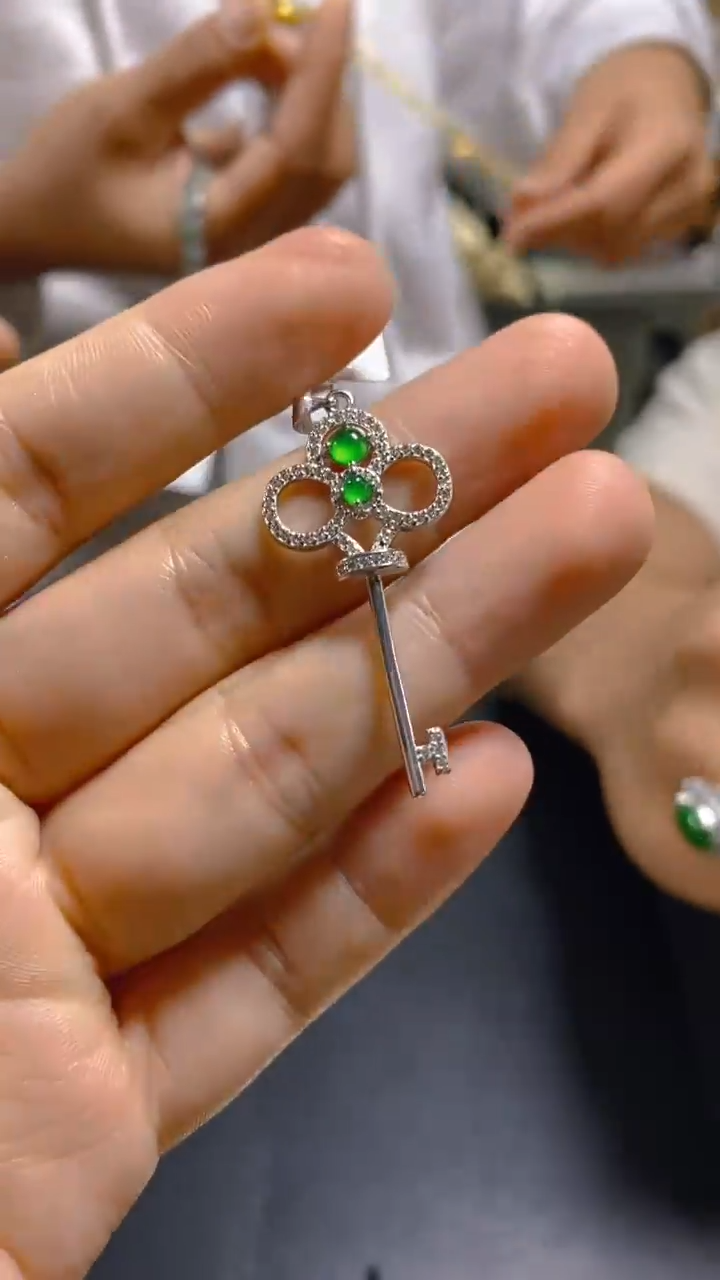 【闪购商品】翡翠吊坠(赠链)银S925镶嵌1035143380多样性发一