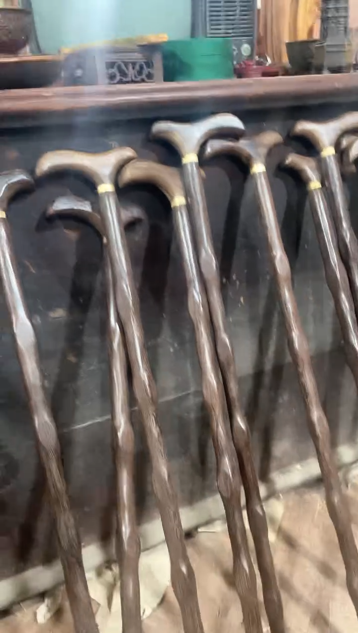 【闪购商品】香榧木木雕-----鸡翅木拐杖