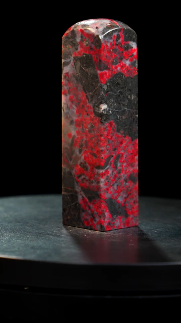 鸡血石牛角鸡血石