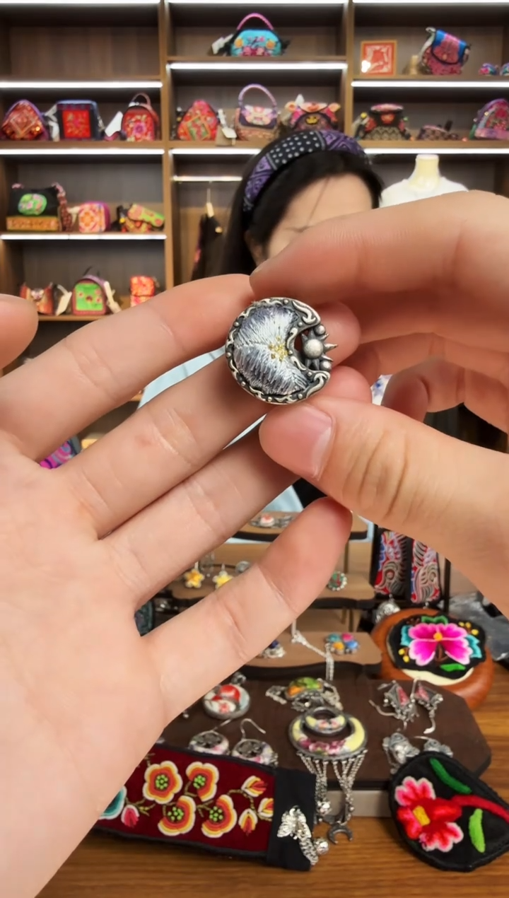 【闪购商品】织绣50蒙阿苏苗绣传承