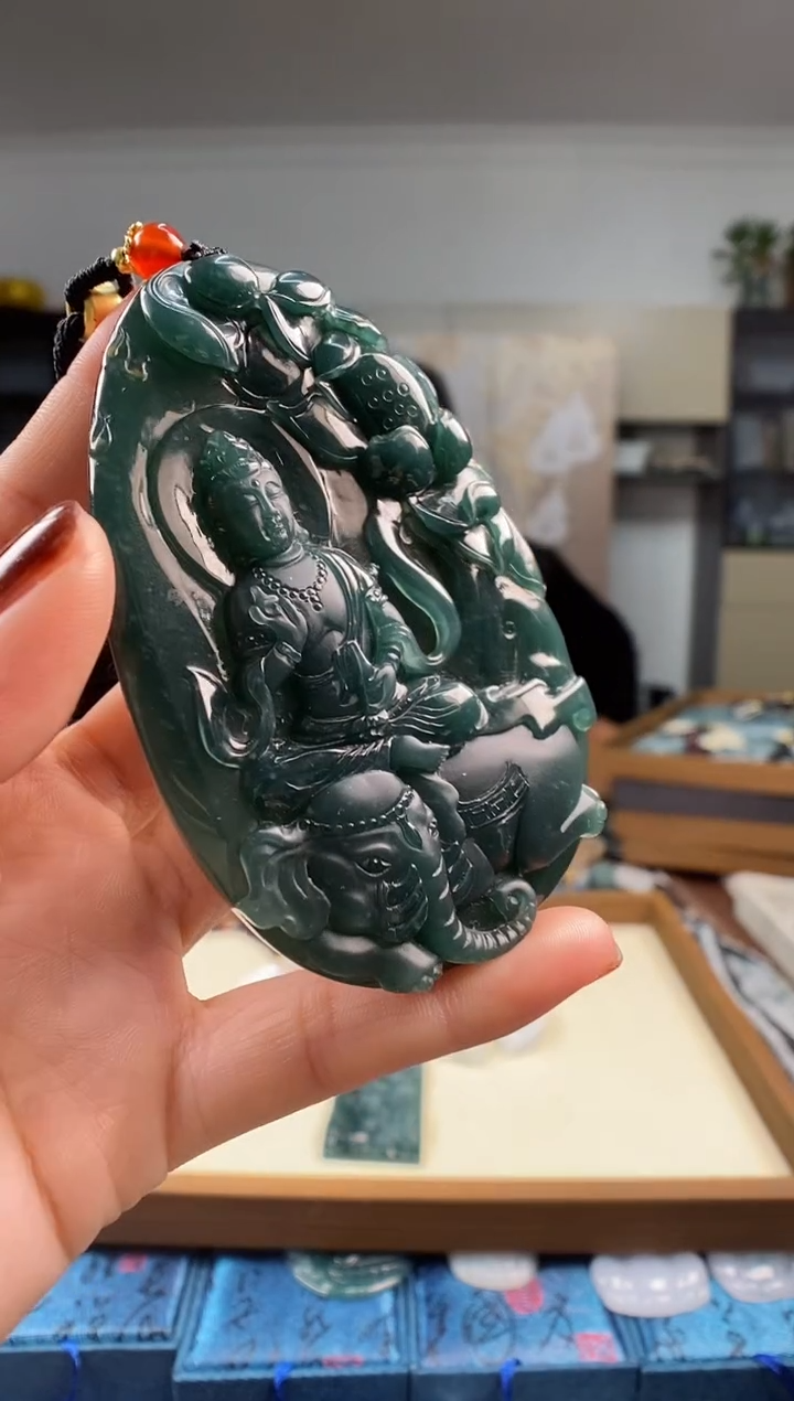 颈饰未镶嵌翡翠  多样性发其一