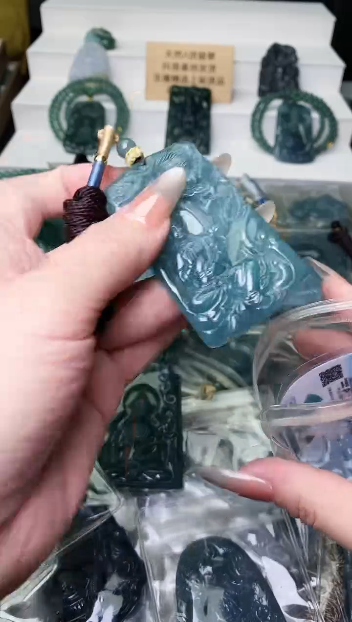 颈饰未镶嵌翡翠 
