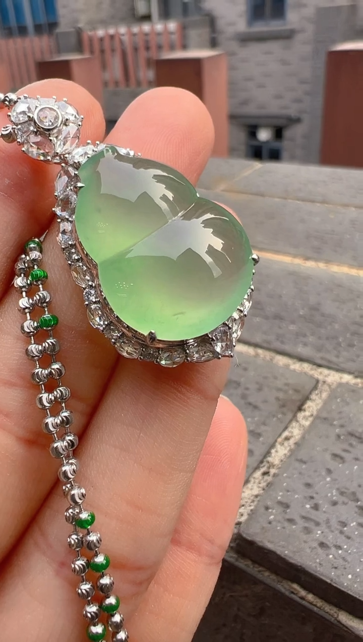 翡翠18K金镶嵌吊坠(不含链)总价46800分单18400